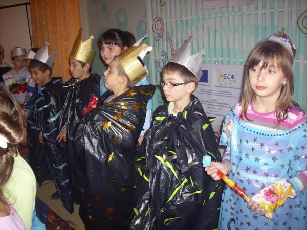 Модно ревю от рециклирани материали и пъстро шоу с децата, III ОУ ...